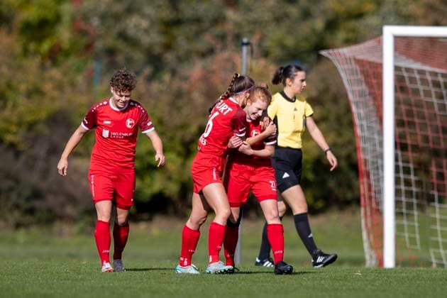 Regionalliga-Nordost Frauen: 1. FFV Erfurt vs. 1. FC Union Berlin ll; Erfurt; 13.10.2024 von links, Anna Mittelsdorf ( 7; 1. FFV Erfurt), Tessa Berger ( 16; 1. FFV Erfurt) und Antonia Janssen ( 27; 1. FFV Erfurt) Regionalliga-Nordost Frauen: 1. FFV Erfurt vs. 1. FC Union Berlin ll; Hauptplatz Sportforum Johannesplatz Erfurt; 13.10.2024 Copyright: xBEAUTIFULxSPORTS Duehringx