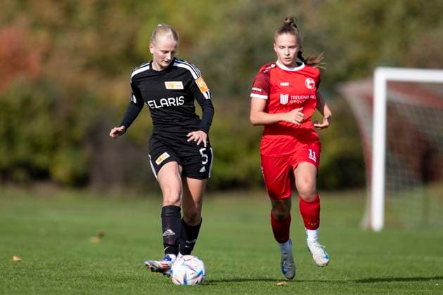 Regionalliga-Nordost Frauen: 1. FFV Erfurt vs. 1. FC Union Berlin ll; Erfurt; 13.10.2024 Lucy Wendling ( 5; 1. FC Union Berlin II) gegen Neele Gast ( 11; 1. FFV Erfurt) Regionalliga-Nordost Frauen: 1. FFV Erfurt vs. 1. FC Union Berlin ll; Hauptplatz Sportforum Johannesplatz Erfurt; 13.10.2024 Copyright: xBEAUTIFULxSPORTS Duehringx
