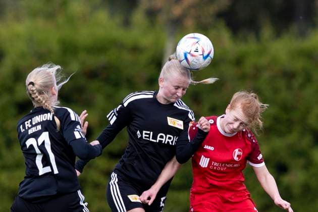 Regionalliga-Nordost Frauen: 1. FFV Erfurt vs. 1. FC Union Berlin ll; Erfurt; 13.10.2024 Lucia Schwoche ( 21; 1. FC Union Berlin II) (links) und Lucy Wendling ( 5; 1. FC Union Berlin II) gegen Antonia Janssen ( 27; 1. FFV Erfurt) Regionalliga-Nordost Frauen: 1. FFV Erfurt vs. 1. FC Union Berlin ll; Hauptplatz Sportforum Johannesplatz Erfurt; 13.10.2024 Copyright: xBEAUTIFULxSPORTS Duehringx