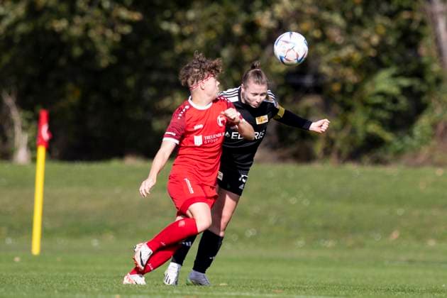 Regionalliga-Nordost Frauen: 1. FFV Erfurt vs. 1. FC Union Berlin ll; Erfurt; 13.10.2024 Annika Mahlau ( 15; 1. FC Union Berlin II) gegen Anna Mittelsdorf ( 7; 1. FFV Erfurt) Regionalliga-Nordost Frauen: 1. FFV Erfurt vs. 1. FC Union Berlin ll; Hauptplatz Sportforum Johannesplatz Erfurt; 13.10.2024 Copyright: xBEAUTIFULxSPORTS Duehringx