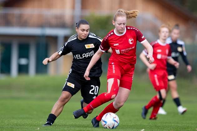 Regionalliga-Nordost Frauen: 1. FFV Erfurt vs. 1. FC Union Berlin ll; Erfurt; 13.10.2024 Pia Huck ( 21; 1. FFV Erfurt) gegen Lina Krauss ( 20; 1. FC Union Berlin II) Regionalliga-Nordost Frauen: 1. FFV Erfurt vs. 1. FC Union Berlin ll; Hauptplatz Sportforum Johannesplatz Erfurt; 13.10.2024 Copyright: xBEAUTIFULxSPORTS Duehringx