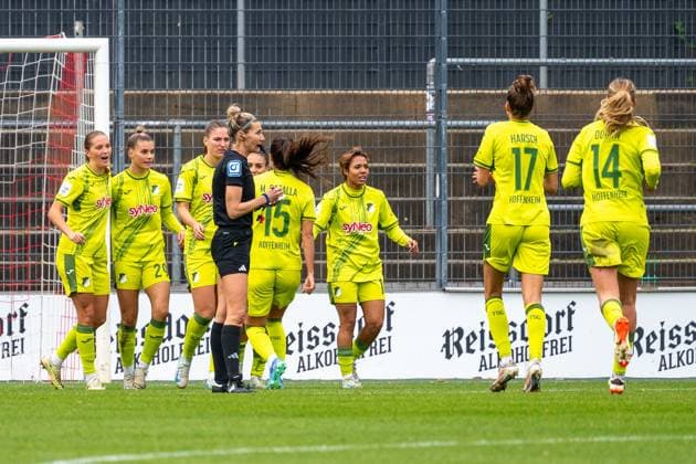 13.10.2024, Fussball: Google Pixel Frauen-Bundesliga, Saison 2024 2025, 06. Spieltag, 1. FC Köln - TSG Hoffenheim im Franz-Kremer-Stadion in Köln. Die Hoffenheimer Spielerinnen bejubeln das Tor zum 2:0. Wichtiger Hinweis: Gemaess den Vorgaben der DFL Deutsche Fussball Liga bzw. des DFB Deutscher Fussball-Bund ist es untersagt, in dem Stadion und oder vom Spiel angefertigte Fotoaufnahmen in Form von Sequenzbildern und oder videoaehnlichen Fotostrecken zu verwerten bzw. verwerten zu lassen. Foto: Kirchner-Media TH Copyright: xKirchner-Media THx