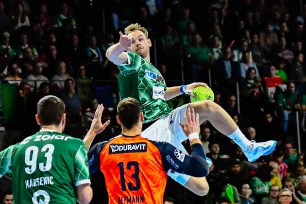 Bilder des Jahres 2024, Sport 10 Oktober Handball, Daikin HBL, Fuechse Berlin - Rhein-Neckar Loewen 13.10.2024, xdanx, Handball, Daikin HBL, Fuechse Berlin - Rhein-Neckar Loewen, v.l.Sebastian Heymann (Rhein-Neckar Löwen, 13),Mathias Gidsel (Füchse Berlin 19),setzt zum Sprungwurf an Berlin Max Schmeling Halle Berlin Deutschland (DE) *** Handball, Daikin HBL, Fuechse Berlin Rhein Neckar Loewen 13 10 2024, xdanx, Handball, Daikin HBL, Fuechse Berlin Rhein Neckar Loewen, v l Sebastian Heymann Rhein Neckar Löwen, 13 ,Mathias Gidsel Füchse Berlin 19 ,setzt zum Sprungwurf an Berlin Max Schmeling Halle Berlin Deutschland DE Copyright: xDanielxLakomskix