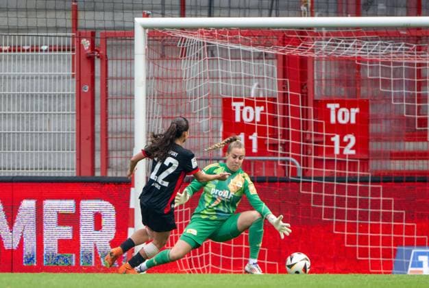 Fußball, Frauen, Saison 2024 2025, 2. Frauen-Bundesliga (7. Spieltag), 1. FC Union Berlin - FC Eintracht Frankfurt II, v. l. Ela Demirbas (Eintracht) erzielt das Tor zum 2:0 gegen Torfrau Cara Bösl (1. Frauen 1. FC Union), 13.10. 2024, Copyright: xMatthiasxKochx