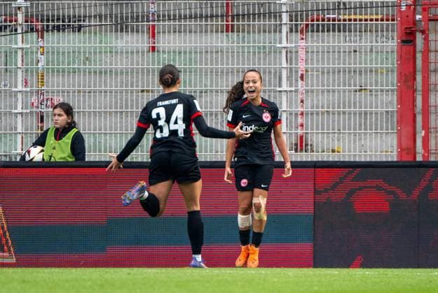 Fußball, Frauen, Saison 2024 2025, 2. Frauen-Bundesliga (7. Spieltag), 1. FC Union Berlin - FC Eintracht Frankfurt II, v. l. Elena Mühlemann, Ela Demirbas (beide Eintracht), Jubel nach Tor zum 2:0, 13.10. 2024, Copyright: xMatthiasxKochx