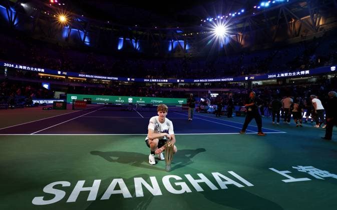 Sport Bilder des Tages (241013) -- SHANGHAI, Oct. 13, 2024 -- Jannik Sinner poses for photos after the awarding ceremony of the men s singles final match between Jannik Sinner of Italy and Novak Djokovic of Serbia at the ATP, Tennis Herren World Tour Shanghai Masters tennis tournament in Shanghai, east China, Oct. 13, 2024. ) (SP)CHINA-SHANGHAI-TENNIS-ATP TOUR-SHANGHAI MASTERS(CN) BaixXuefei 