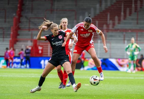 Fußball, Frauen, Saison 2024 2025, 2. Frauen-Bundesliga (7. Spieltag), 1. FC Union Berlin - FC Eintracht Frankfurt II, v. l. Melissa Schmidt-Sommer (Eintracht), Athanasia Moraitou (1. Frauen 1. FC Union), 13.10. 2024, Copyright: xMatthiasxKochx
