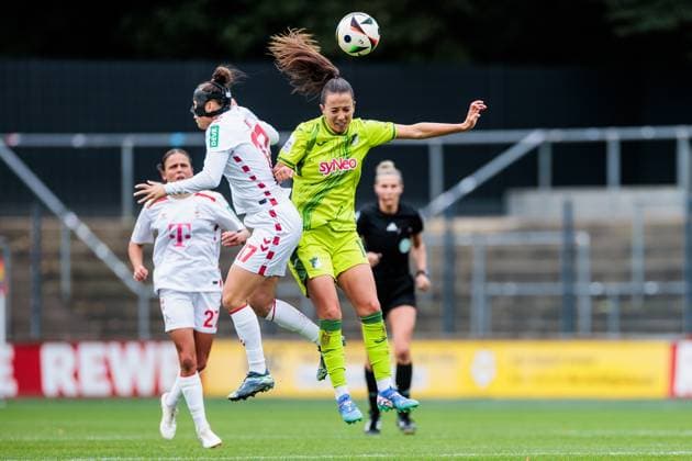 Google Pixel Frauen-Bundesliga, 1. FC Köln - TSG Hoffenheim; 13.10.2024 Kopfballduell Nicole Billa (1. FC Köln, 17), Marta Cazalla Garcia (TSG Hoffenheim, 15) Google Pixel Frauen-Bundesliga, 1. FC Köln - TSG Hoffenheim, Köln, Franz-Kremer-Stadion DFB REGULATIONS PROHIBIT ANY USE OF PHOTOGRAPHS AS IMAGE SEQUENCES AND OR QUASI-VIDEO. Copyright: xBEAUTIFULxSPORTS Wunderlx