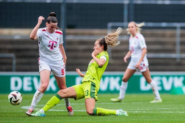 Google Pixel Frauen-Bundesliga, 1. FC Köln - TSG Hoffenheim; 13.10.2024 Zweikampf Adriana Achcinska (1. FC Köln, 9), Isabella Hartig (TSG Hoffenheim, 13) Google Pixel Frauen-Bundesliga, 1. FC Köln - TSG Hoffenheim, Köln, Franz-Kremer-Stadion DFB REGULATIONS PROHIBIT ANY USE OF PHOTOGRAPHS AS IMAGE SEQUENCES AND OR QUASI-VIDEO. Copyright: xBEAUTIFULxSPORTS Wunderlx
