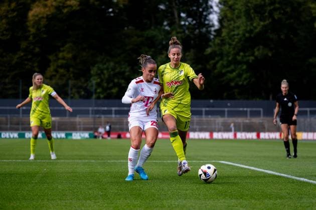 Franziska Harsch (TSG Hoffenheim, 17) im Zweikampf mit Vanessa Leimenstoll (FC Koeln, 29), GER, 1. FC Koeln vs TSG 1899 Hoffenheim, Fussball Google Pixel Frauen Bundesliga, 6. Spieltag, Saison 2024 2025, 13.10.2024 DFB regulations prohibit any use of photographs as image sequences and or quasi-video GER, 1. FC Koeln vs TSG 1899 Hoffenheim, Fussball Google Pixel Frauen Bundesliga, 6. Spieltag, Saison 2024 2025, 13.10.2024 Koeln Copyright: xEibner-Pressefoto Memmlerx EP_MMR