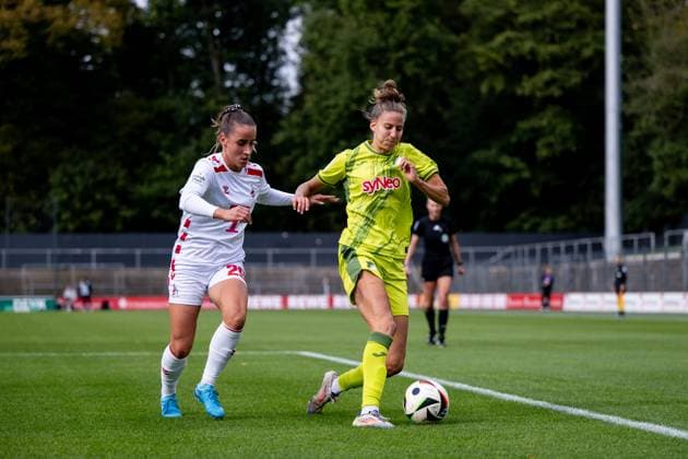 Franziska Harsch (TSG Hoffenheim, 17) im Zweikampf mit Vanessa Leimenstoll (FC Koeln, 29), GER, 1. FC Koeln vs TSG 1899 Hoffenheim, Fussball Google Pixel Frauen Bundesliga, 6. Spieltag, Saison 2024 2025, 13.10.2024 DFB regulations prohibit any use of photographs as image sequences and or quasi-video GER, 1. FC Koeln vs TSG 1899 Hoffenheim, Fussball Google Pixel Frauen Bundesliga, 6. Spieltag, Saison 2024 2025, 13.10.2024 Koeln Copyright: xEibner-Pressefoto Memmlerx EP_MMR