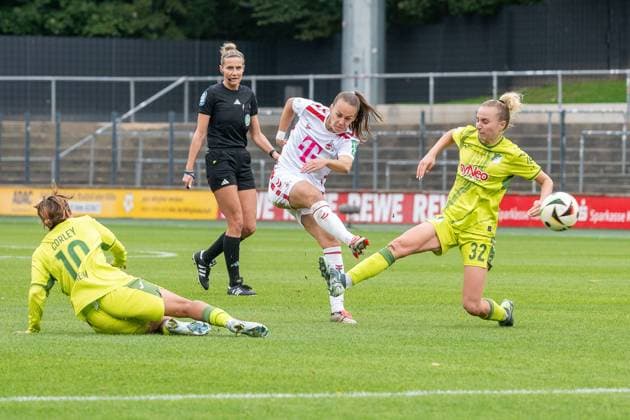 13.10.2024, Fussball: Google Pixel Frauen-Bundesliga, Saison 2024 2025, 06. Spieltag, 1. FC Köln - TSG Hoffenheim im Franz-Kremer-Stadion in Köln. Gia Corley (TSG Hoffenheim, 10) und Vanessa Diehm (TSG Hoffenheim, 32) veruschen den Schuss von Dora Zeller (1. Fc Koeln, 19) zu blocken. Wichtiger Hinweis: Gemaess den Vorgaben der DFL Deutsche Fussball Liga bzw. des DFB Deutscher Fussball-Bund ist es untersagt, in dem Stadion und oder vom Spiel angefertigte Fotoaufnahmen in Form von Sequenzbildern und oder videoaehnlichen Fotostrecken zu verwerten bzw. verwerten zu lassen. Foto: Kirchner-Media TH Copyright: xKirchner-Media THx
