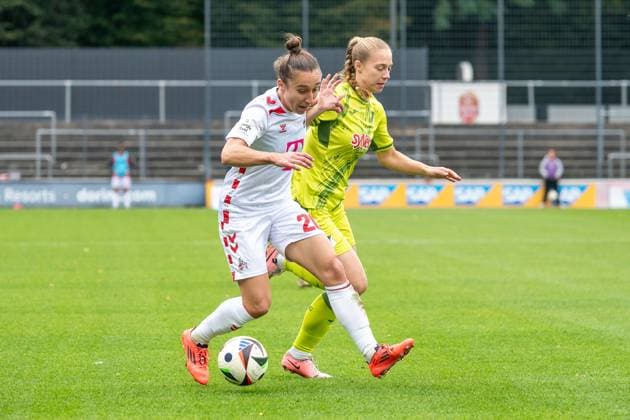 13.10.2024, Fussball: Google Pixel Frauen-Bundesliga, Saison 2024 2025, 06. Spieltag, 1. FC Köln - TSG Hoffenheim im Franz-Kremer-Stadion in Köln. Zweikampf zwischen 220kf und Jamilla Rankin (TSG Hoffenheim, 05). Wichtiger Hinweis: Gemaess den Vorgaben der DFL Deutsche Fussball Liga bzw. des DFB Deutscher Fussball-Bund ist es untersagt, in dem Stadion und oder vom Spiel angefertigte Fotoaufnahmen in Form von Sequenzbildern und oder videoaehnlichen Fotostrecken zu verwerten bzw. verwerten zu lassen. Foto: Kirchner-Media TH Copyright: xKirchner-Media THx