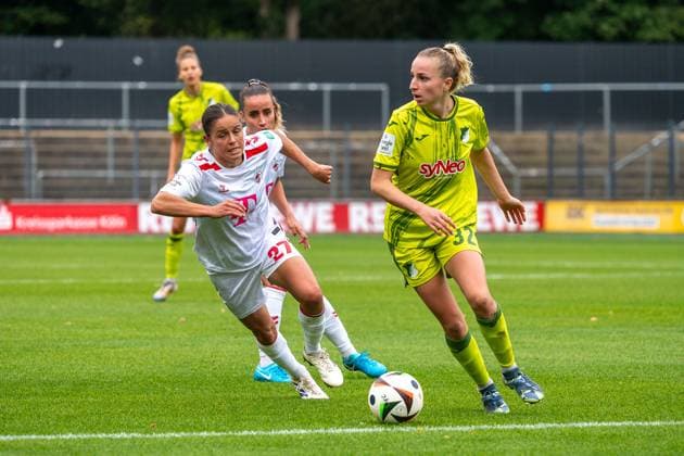 13.10.2024, Fussball: Google Pixel Frauen-Bundesliga, Saison 2024 2025, 06. Spieltag, 1. FC Köln - TSG Hoffenheim im Franz-Kremer-Stadion in Köln. Zweikampf zwischen Laura Feiersinger (1. Fc Koeln, 27) und Vanessa Diehm (TSG Hoffenheim, 32). Wichtiger Hinweis: Gemaess den Vorgaben der DFL Deutsche Fussball Liga bzw. des DFB Deutscher Fussball-Bund ist es untersagt, in dem Stadion und oder vom Spiel angefertigte Fotoaufnahmen in Form von Sequenzbildern und oder videoaehnlichen Fotostrecken zu verwerten bzw. verwerten zu lassen. Foto: Kirchner-Media TH Copyright: xKirchner-Media THx