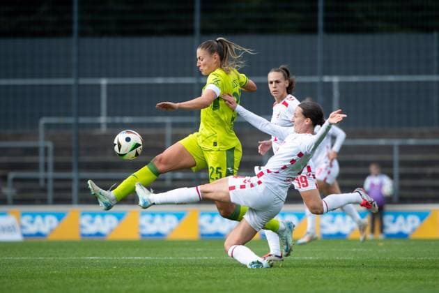 Melissa Koessler (TSG Hoffenheim, 25) im Zweikampf mit Sara Agrez (FC Koeln, 04), GER, 1. FC Koeln vs TSG 1899 Hoffenheim, Fussball Google Pixel Frauen Bundesliga, 6. Spieltag, Saison 2024 2025, 13.10.2024 DFB regulations prohibit any use of photographs as image sequences and or quasi-video GER, 1. FC Koeln vs TSG 1899 Hoffenheim, Fussball Google Pixel Frauen Bundesliga, 6. Spieltag, Saison 2024 2025, 13.10.2024 Koeln Copyright: xEibner-Pressefoto Memmlerx EP_MMR