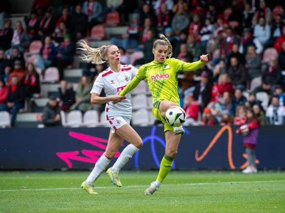 Selina Cerci (TSG Hoffenheim, 29) im Zweikampf mit Janina Hechler (FC Koeln, 28) trifft das Tor zum 0:2, GER, 1. FC Koeln vs TSG 1899 Hoffenheim, Fussball Google Pixel Frauen Bundesliga, 6. Spieltag, Saison 2024 2025, 13.10.2024 DFB regulations prohibit any use of photographs as image sequences and or quasi-video GER, 1. FC Koeln vs TSG 1899 Hoffenheim, Fussball Google Pixel Frauen Bundesliga, 6. Spieltag, Saison 2024 2025, 13.10.2024 Koeln Copyright: xEibner-Pressefoto Memmlerx EP_MMR