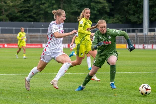 13.10.2024, Fussball: Google Pixel Frauen-Bundesliga, Saison 2024 2025, 06. Spieltag, 1. FC Köln - TSG Hoffenheim im Franz-Kremer-Stadion in Köln. Zweikampf zwischen Taylor Ziemer (1. FC Koeln, 18) und Laura Dick (TSG Hoffenheim, 21). Wichtiger Hinweis: Gemaess den Vorgaben der DFL Deutsche Fussball Liga bzw. des DFB Deutscher Fussball-Bund ist es untersagt, in dem Stadion und oder vom Spiel angefertigte Fotoaufnahmen in Form von Sequenzbildern und oder videoaehnlichen Fotostrecken zu verwerten bzw. verwerten zu lassen. Foto: Kirchner-Media TH Copyright: xKirchner-Media THx