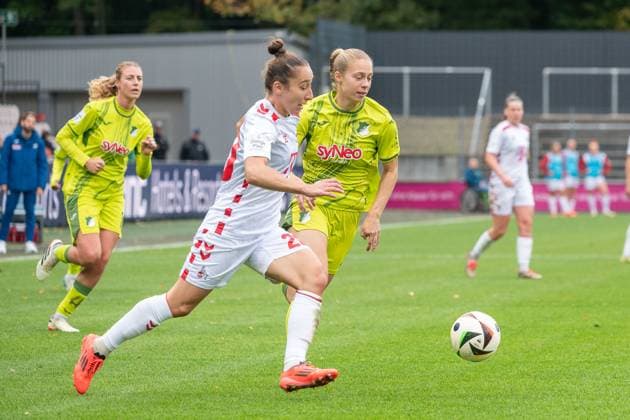 13.10.2024, Fussball: Google Pixel Frauen-Bundesliga, Saison 2024 2025, 06. Spieltag, 1. FC Köln - TSG Hoffenheim im Franz-Kremer-Stadion in Köln. Zweikampf zwischen Sylwia Matysik (1. FC Koeln, 20) und Jamilla Rankin (TSG Hoffenheim, 05). Wichtiger Hinweis: Gemaess den Vorgaben der DFL Deutsche Fussball Liga bzw. des DFB Deutscher Fussball-Bund ist es untersagt, in dem Stadion und oder vom Spiel angefertigte Fotoaufnahmen in Form von Sequenzbildern und oder videoaehnlichen Fotostrecken zu verwerten bzw. verwerten zu lassen. Foto: Kirchner-Media TH Copyright: xKirchner-Media THx