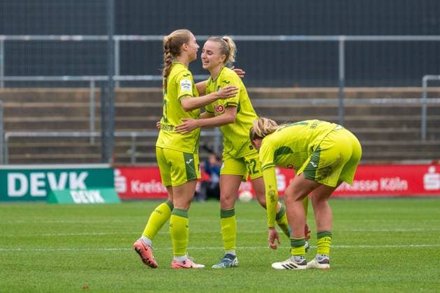 13.10.2024, Fussball: Google Pixel Frauen-Bundesliga, Saison 2024 2025, 06. Spieltag, 1. FC Köln - TSG Hoffenheim im Franz-Kremer-Stadion in Köln. Jamilla Rankin (TSG Hoffenheim, 05) und Vanessa Diehm (TSG Hoffenheim, 32) bejubeln den Sieg ueber den 1. FC Koeln. Wichtiger Hinweis: Gemaess den Vorgaben der DFL Deutsche Fussball Liga bzw. des DFB Deutscher Fussball-Bund ist es untersagt, in dem Stadion und oder vom Spiel angefertigte Fotoaufnahmen in Form von Sequenzbildern und oder videoaehnlichen Fotostrecken zu verwerten bzw. verwerten zu lassen. Foto: Kirchner-Media TH Copyright: xKirchner-Media THx