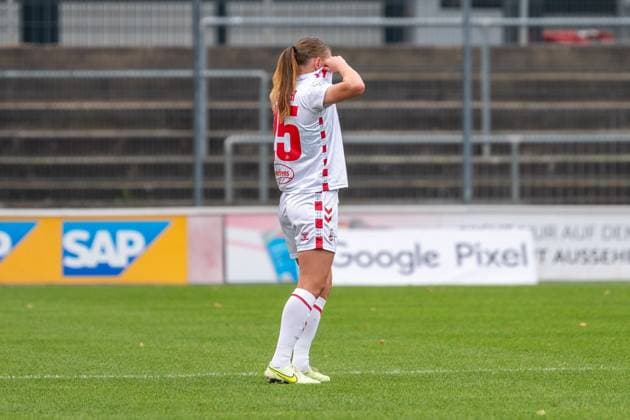13.10.2024, Fussball: Google Pixel Frauen-Bundesliga, Saison 2024 2025, 06. Spieltag, 1. FC Köln - TSG Hoffenheim im Franz-Kremer-Stadion in Köln. Laura Donhauser (1. FC Köln, 25) hat sich nach der Niederlage das Trikot vor Enttaeuschung bis zum Kopf gezogen. Wichtiger Hinweis: Gemaess den Vorgaben der DFL Deutsche Fussball Liga bzw. des DFB Deutscher Fussball-Bund ist es untersagt, in dem Stadion und oder vom Spiel angefertigte Fotoaufnahmen in Form von Sequenzbildern und oder videoaehnlichen Fotostrecken zu verwerten bzw. verwerten zu lassen. Foto: Kirchner-Media TH Copyright: xKirchner-Media THx