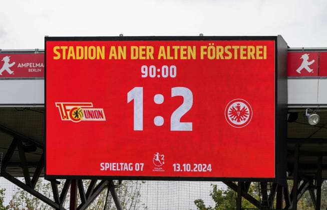 Fußball, Frauen, Saison 2024 2025, 2. Frauen-Bundesliga (7. Spieltag), 1. FC Union Berlin - FC Eintracht Frankfurt II, Anzeigetafel mit 1:2-Endstand, 13.10. 2024, Copyright: xMatthiasxKochx