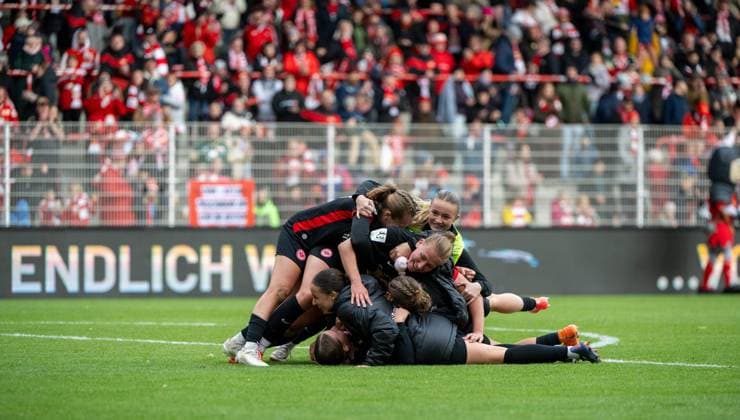 Fußball, Frauen, Saison 2024 2025, 2. Frauen-Bundesliga (7. Spieltag), 1. FC Union Berlin - FC Eintracht Frankfurt II, Frankfurter Jubel nach dem Abpfiff, hinten Fans von Union, 13.10. 2024, Copyright: xMatthiasxKochx