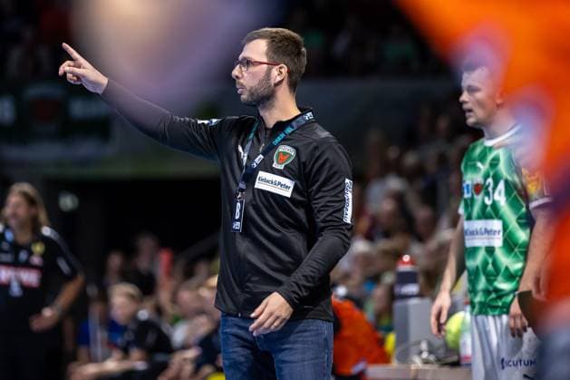 Berlin, 13.10.24, Handball: Bundesliga, Fuechse Berlin - Rhein-Neckar Loewen, 6. Spieltag, Max-Schmeling-Halle. Trainer Jaron Siewert der Fuechse Berlin steht gestikulierend am Spielfeldrand. Fuechse Berlin - Rhein-Neckar Loewen