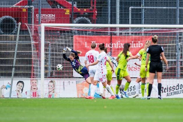 Google Pixel Frauen-Bundesliga, 1. FC Köln - TSG Hoffenheim; 13.10.2024 Josefine Osigus (1. FC Köln, 24) kann das 0:3 nicht verhindern Google Pixel Frauen-Bundesliga, 1. FC Köln - TSG Hoffenheim, Köln, Franz-Kremer-Stadion DFB REGULATIONS PROHIBIT ANY USE OF PHOTOGRAPHS AS IMAGE SEQUENCES AND OR QUASI-VIDEO. Copyright: xBEAUTIFULxSPORTS Wunderlx