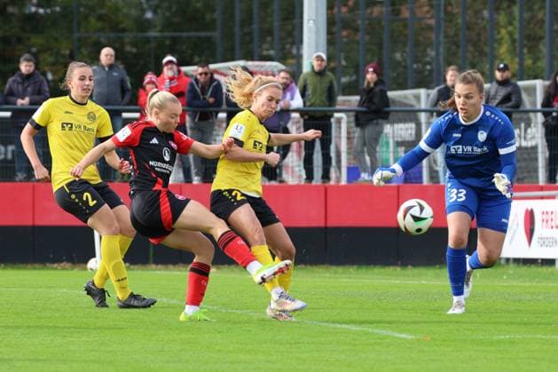 13.10.2024 - Fussball - Saison 2024 2025 - 2. Frauen - Fussball - Bundesliga - 07. Spieltag: 1. FC Nürnberg FCN ( Club Clubfrauen ) - SV Weinberg - Sportfoto Zink DaEn - xdcxdex -Anna Grimm (2, SV Weinberg ), Anny Kerim-Lindland (19, 1. FC Nürnberg FCN ), Leonie Haberäcker (22, SV Weinberg ), Franziska Glaser (33, SV Weinberg )