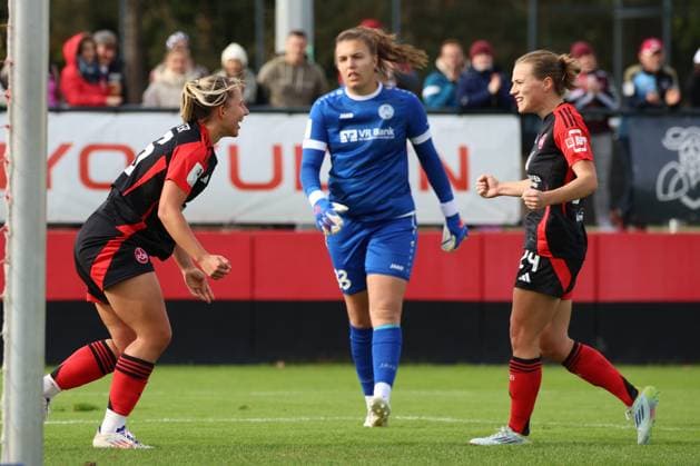 13.10.2024 - Fussball - Saison 2024 2025 - 2. Frauen - Fussball - Bundesliga - 07. Spieltag: 1. FC Nürnberg FCN ( Club Clubfrauen ) - SV Weinberg - Sportfoto Zink DaEn - xdcxdex -Meret Günster Guenster (66, 1. FC Nürnberg FCN ), Franziska Glaser (33, SV Weinberg ), Nastassja Lein (24, 1. FC Nürnberg FCN )