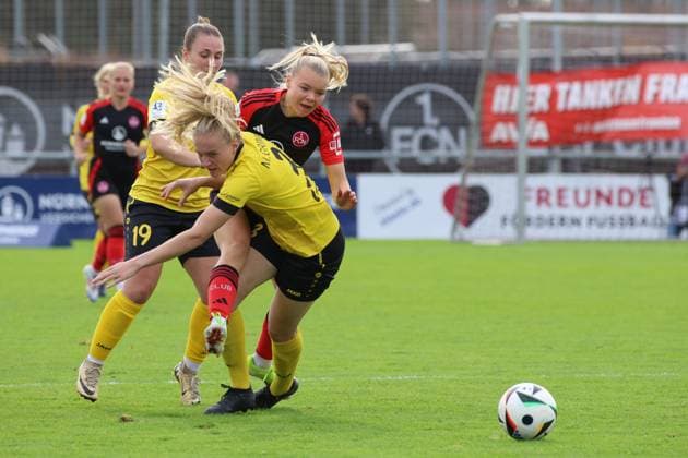 13.10.2024 - Fussball - Saison 2024 2025 - 2. Frauen - Fussball - Bundesliga - 07. Spieltag: 1. FC Nürnberg FCN ( Club Clubfrauen ) - SV Weinberg - Sportfoto Zink DaEn - xdcxdex -Eva Wiesinger (19, SV Weinberg ), Anny Kerim-Lindland (19, 1. FC Nürnberg FCN ), Mara Grimm (3, SV Weinberg )