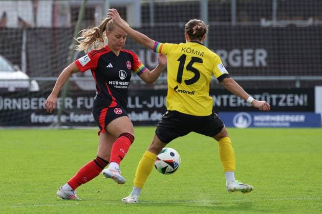 13.10.2024 - Fussball - Saison 2024 2025 - 2. Frauen - Fussball - Bundesliga - 07. Spieltag: 1. FC Nürnberg FCN ( Club Clubfrauen ) - SV Weinberg - Sportfoto Zink DaEn - xdcxdex -Luisa Guttenberger (4, 1. FC Nürnberg FCN ), Annika Kömm (15, SV Weinberg )