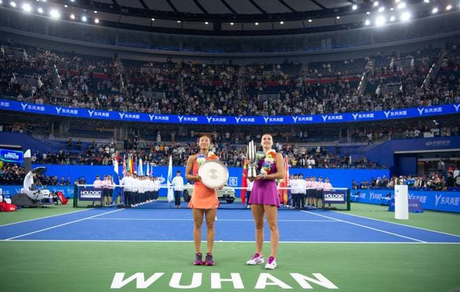 (241013) -- WUHAN, Oct. 13, 2024 -- Zheng Qinwen (L) and Aryna Sabalenka pose for photos during the awarding ceremony of women s singles final match between Zheng Qinwen of China and Aryna Sabalenka of Belarus at the 2024 Wuhan Open tennis tournament in Wuhan, central China s Hubei Province, Oct. 13, 2024. ) (SP)CHINA-WUHAN-TENNIS-WUHAN OPEN-WOMEN S SINGLES-FINAL(CN) XiaoxYijiu 