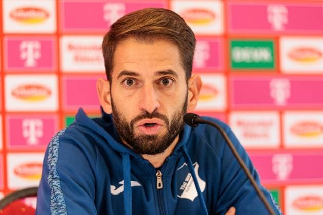 Google Pixel Frauen-Bundesliga, 1. FC Köln - TSG Hoffenheim; 13.10.2024 Theodoros Dedes (Trainer TSG Hoffenheim) in der Pressekonferenz Google Pixel Frauen-Bundesliga, 1. FC Köln - TSG Hoffenheim, Köln, Franz-Kremer-Stadion DFB REGULATIONS PROHIBIT ANY USE OF PHOTOGRAPHS AS IMAGE SEQUENCES AND OR QUASI-VIDEO. Copyright: xBEAUTIFULxSPORTS Wunderlx