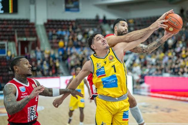 Joel Scott (MHP Riesen Ludwigsburg, 01), Martin Breunig (Syntainics MBC, 08), GER, MHP Riesen Ludwigsburg vs. SYNTAINICS MBC, Basketball, BBL Pokal, Achtelfinale, Spielzeit 2024 2025, 13.10.2024, GER, MHP Riesen Ludwigsburg vs. SYNTAINICS MBC, Basketball, BBL Pokal, Achtelfinale, Spielzeit 2024 2025, 13.10.2024 Ludwigsburg *** Joel Scott MHP Riesen Ludwigsburg, 01 , Martin Breunig Syntainics MBC, 08 , GER, MHP Riesen Ludwigsburg vs SYNTAINICS MBC, Basketball, BBL Pokal, Round of 16, Season 2024 2025, 13 10 2024, GER, MHP Riesen Ludwigsburg vs SYNTAINICS MBC, Basketball, BBL Pokal, Round of 16, Season 2024 2025, 13 10 2024 Ludwigsburg Copyright: xEibner-Pressefoto SaschaxWaltherx EP_EER