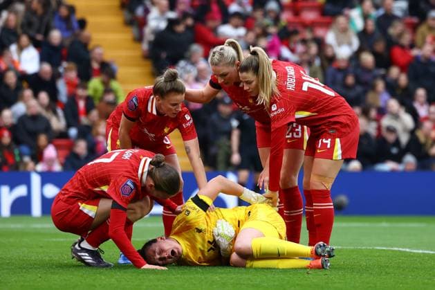 Bilder des Jahres 2024, Sport 10 Oktober Sport Bilder des Tages Liverpool, England, 13th October 2024. Rachael Laws of Liverpool reacts as her teammates crowd round her after an injury during the FA Women s Super League match at Anfield, Liverpool. Picture credit should read: Annabel Lee-Ellis Sportimage EDITORIAL USE ONLY. No use with unauthorised audio, video, data, fixture lists, club league logos or live services. Online in-match use limited to 120 images, no video emulation. No use in betting, games or single club league player publications. SPI-3377-0032