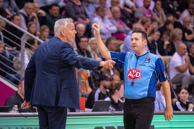 13.10.2024, Basketball: BBL Pokal, Saison 2024 2025, Achtelfinale, Telekom Baskets Bonn - FC Bayern München Basketball im Telekom Dome in Bonn. Gordon Herbert (FC Bayern Muenchen Basketball, Headcoach) wird wegen zu heftigem sikutieren mit einem technischen Foul belegt. Foto: Kirchner-Media TH Copyright: xKirchner-Media THx