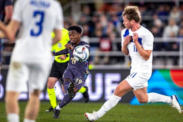 Angel Gomes. Of England and Rasmus Schüller of Finland during the UEFA Nations League Group B2 match between Finland and England at the Helsinki Olympic Stadium 13. October 2024 in Helsinki, Finland. (Mauri Forsblom Newspix24)  Copyright: xKallexParkkinenx NP24_02812376