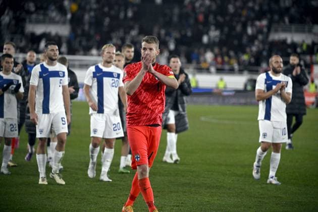 Captain Lukas Hradecky of Finland leads the team to thank fans after the UEFA Nations League, League B - Group 2, football match between Finland and England at the Olympic Stadium in Helsinki, Finland, on October 13, 2024. Helsinki Finland LKFTJK20241013205700OZBZ  Copyright: xAnttixAimo-Koivistox LKFTJK20241013205700OZBZ