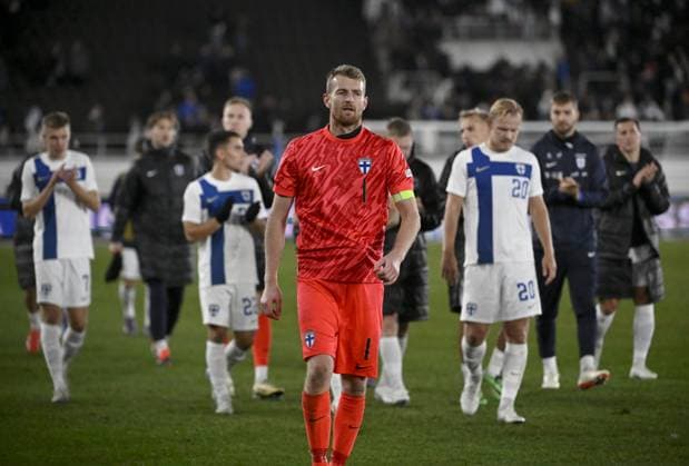 Captain Lukas Hradecky of Finland leads the team to thank fans after the UEFA Nations League, League B - Group 2, football match between Finland and England at the Olympic Stadium in Helsinki, Finland, on October 13, 2024. Helsinki Finland LKFTJK20241013205657GBJT  Copyright: xAnttixAimo-Koivistox LKFTJK20241013205657GBJT