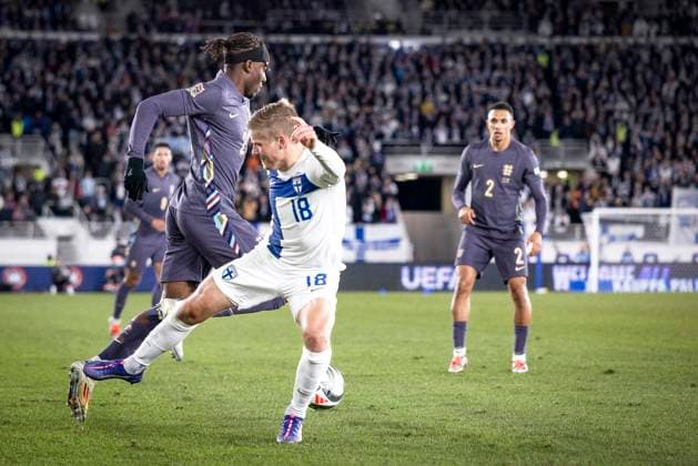 Dominic Solanke of England and Jere Uronen of Finland during the UEFA Nations League Group B2 match between Finland and England at the Helsinki Olympic Stadium 13. October 2024 in Helsinki, Finland. (Mauri Forsblom Newspix24)  Copyright: xKallexParkkinenx NP24_02812380