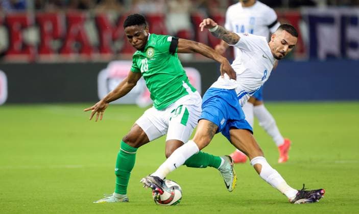 Sport Bilder des Tages UEFA Nations League Group B2, Georgios Karaiskakis Stadium, Athens, Greece 13 10 2024 Greece vs Republic of Ireland Ireland™s Chiedozie Ogbene with Dimitrios Kourbelis of Greece Chiedozie Ogbene with Dimitrios Kourbelis 13 10 2024  Copyright: x INPHO NikolaxKrsticx SRGR5818