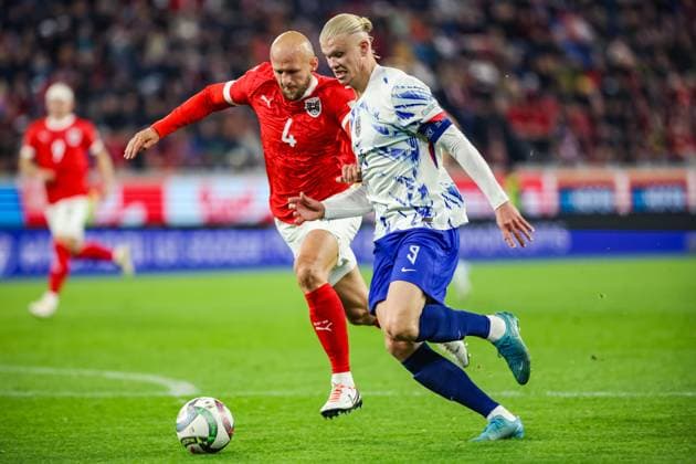 Sport Bilder des Tages SOCCER - NL, AUT vs NOR LINZ,AUSTRIA,13.OCT.24 - SOCCER - UEFA Nations League, group stage, OEFB international match, Länderspiel, Nationalmannschaft Austria vs Norway. Image shows Gernot Trauner (AUT) and Erling Haaland (NOR).  GEPAxpictures xManuelxBinder