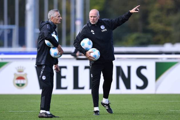 Fußball 2. Bundesliga Training FC Schalke 04 am 07.10.2024 auf dem Trainingsgelände an der Veltins Arena in Gelsenkirchen Kees van Wonderen ( Trainer Cheftrainer Schalke ), links - Robert Molenaar ( Co-Trainer Schalke ), rechts *** Soccer 2 Bundesliga training FC Schalke 04 on 07 10 2024 at the training ground at the Veltins Arena in Gelsenkirchen Kees van Wonderen coach head coach Schalke , left Robert Molenaar co-coach Schalke , right xRx