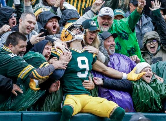 Bilder des Jahres 2024, Sport 10 Oktober Sport Bilder des Tages Green Bay Packers wide receiver Christian Watson celebrates with fans after catching a touchdown pass during the NFL, American Football Herren, USA game between the Arizona Cardinals and the Green Bay Packers at Lambeau Field in Green Bay, Wisconsin, on Sunday, October 13, 2024.  GBW20241013823 TANNENxMAURY