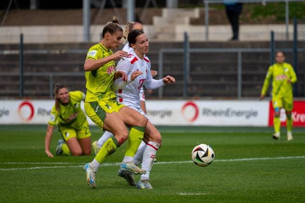 13.10.2024, Fussball: Google Pixel Frauen-Bundesliga, Saison 2024 2025, 06. Spieltag, 1. FC Köln - TSG Hoffenheim im Franz-Kremer-Stadion in Köln. Zweikampf zwischen Selina Cerci (TSG Hoffenheim, 29) und Sara Agrez (1. FC Koeln, 04). Wichtiger Hinweis: Gemaess den Vorgaben der DFL Deutsche Fussball Liga bzw. des DFB Deutscher Fussball-Bund ist es untersagt, in dem Stadion und oder vom Spiel angefertigte Fotoaufnahmen in Form von Sequenzbildern und oder videoaehnlichen Fotostrecken zu verwerten bzw. verwerten zu lassen. Foto: Kirchner-Media TH Copyright: xKirchner-Media THx