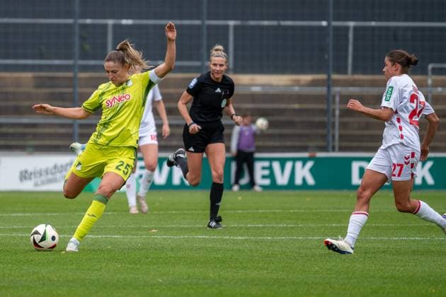 13.10.2024, Fussball: Google Pixel Frauen-Bundesliga, Saison 2024 2025, 06. Spieltag, 1. FC Köln - TSG Hoffenheim im Franz-Kremer-Stadion in Köln. Zweikampf zwischen Melissa Koessler (TSG Hoffenheim, 25) und Laura Feiersinger (1. Fc Koeln, 27). Wichtiger Hinweis: Gemaess den Vorgaben der DFL Deutsche Fussball Liga bzw. des DFB Deutscher Fussball-Bund ist es untersagt, in dem Stadion und oder vom Spiel angefertigte Fotoaufnahmen in Form von Sequenzbildern und oder videoaehnlichen Fotostrecken zu verwerten bzw. verwerten zu lassen. Foto: Kirchner-Media TH Copyright: xKirchner-Media THx