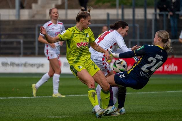 13.10.2024, Fussball: Google Pixel Frauen-Bundesliga, Saison 2024 2025, 06. Spieltag, 1. FC Köln - TSG Hoffenheim im Franz-Kremer-Stadion in Köln. Wichtiger Hinweis: Gemaess den Vorgaben der DFL Deutsche Fussball Liga bzw. des DFB Deutscher Fussball-Bund ist es untersagt, in dem Stadion und oder vom Spiel angefertigte Fotoaufnahmen in Form von Sequenzbildern und oder videoaehnlichen Fotostrecken zu verwerten bzw. verwerten zu lassen. Foto: Kirchner-Media TH Copyright: xKirchner-Media THx