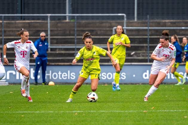 13.10.2024, Fussball: Google Pixel Frauen-Bundesliga, Saison 2024 2025, 06. Spieltag, 1. FC Köln - TSG Hoffenheim im Franz-Kremer-Stadion in Köln. Zweikampf zwischen Dora Zeller (1. Fc Koeln, 19), Ereleta Memeti (TSG Hoffenheim, 07) und Adriana Achcinska (1. FC Köln, 09). Wichtiger Hinweis: Gemaess den Vorgaben der DFL Deutsche Fussball Liga bzw. des DFB Deutscher Fussball-Bund ist es untersagt, in dem Stadion und oder vom Spiel angefertigte Fotoaufnahmen in Form von Sequenzbildern und oder videoaehnlichen Fotostrecken zu verwerten bzw. verwerten zu lassen. Foto: Kirchner-Media TH Copyright: xKirchner-Media THx