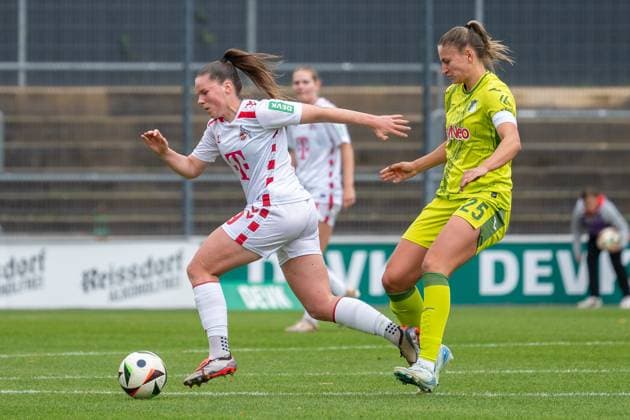 13.10.2024, Fussball: Google Pixel Frauen-Bundesliga, Saison 2024 2025, 06. Spieltag, 1. FC Köln - TSG Hoffenheim im Franz-Kremer-Stadion in Köln. Zweikampf zwischen Adriana Achcinska (1. FC Köln, 09) und Melissa Koessler (TSG Hoffenheim, 25). Wichtiger Hinweis: Gemaess den Vorgaben der DFL Deutsche Fussball Liga bzw. des DFB Deutscher Fussball-Bund ist es untersagt, in dem Stadion und oder vom Spiel angefertigte Fotoaufnahmen in Form von Sequenzbildern und oder videoaehnlichen Fotostrecken zu verwerten bzw. verwerten zu lassen. Foto: Kirchner-Media TH Copyright: xKirchner-Media THx